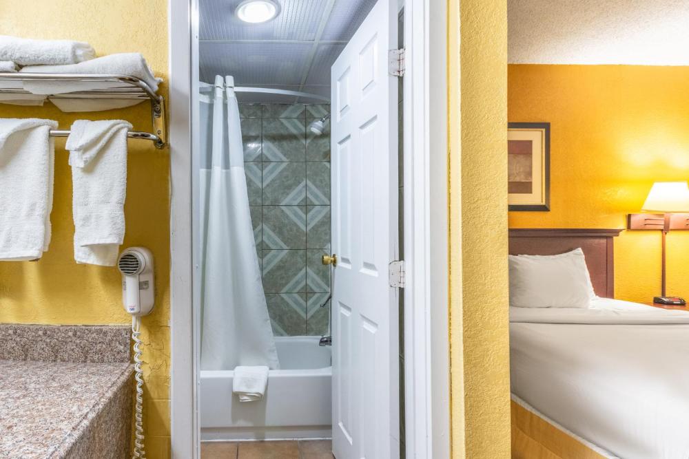 Queen Room with Two Queen Beds - Non-Smoking interior