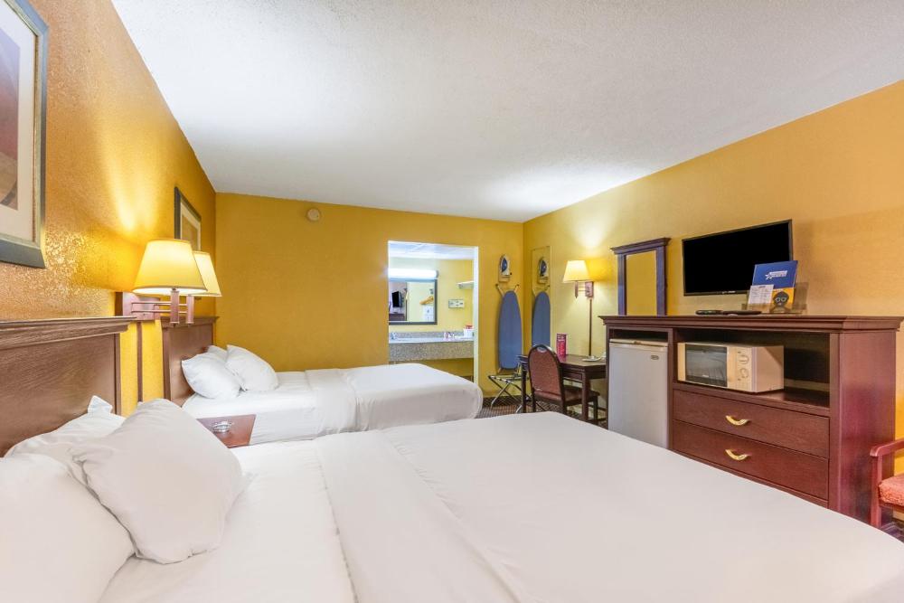 Queen Room with Two Queen Beds - Smoking interior